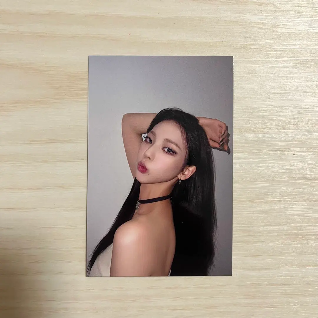 Thumbnail of aespa Karina Warner benefit trading card