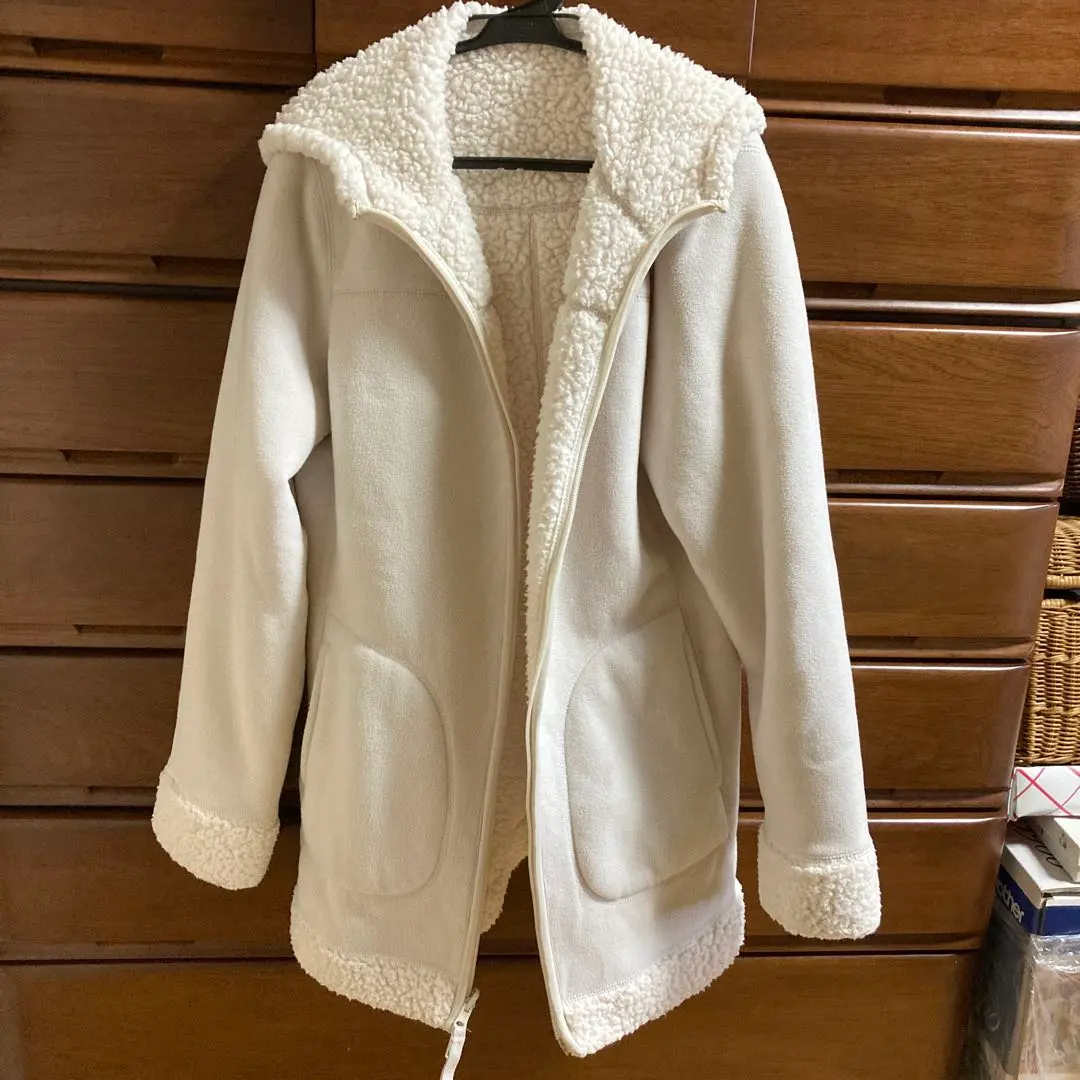 Thumbnail of White short coat, reversible