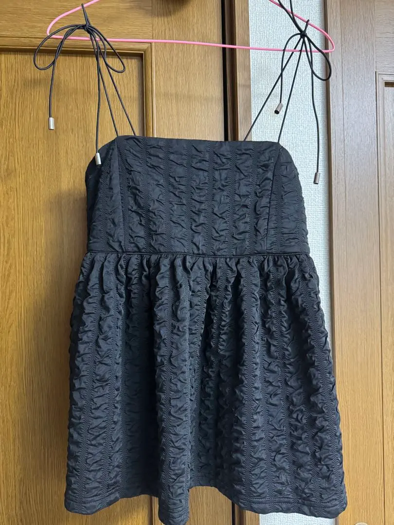 黑色吊帶背心上衣 的縮圖