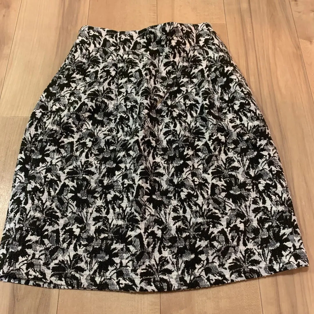 Thumbnail of Leaf-print tight skirt