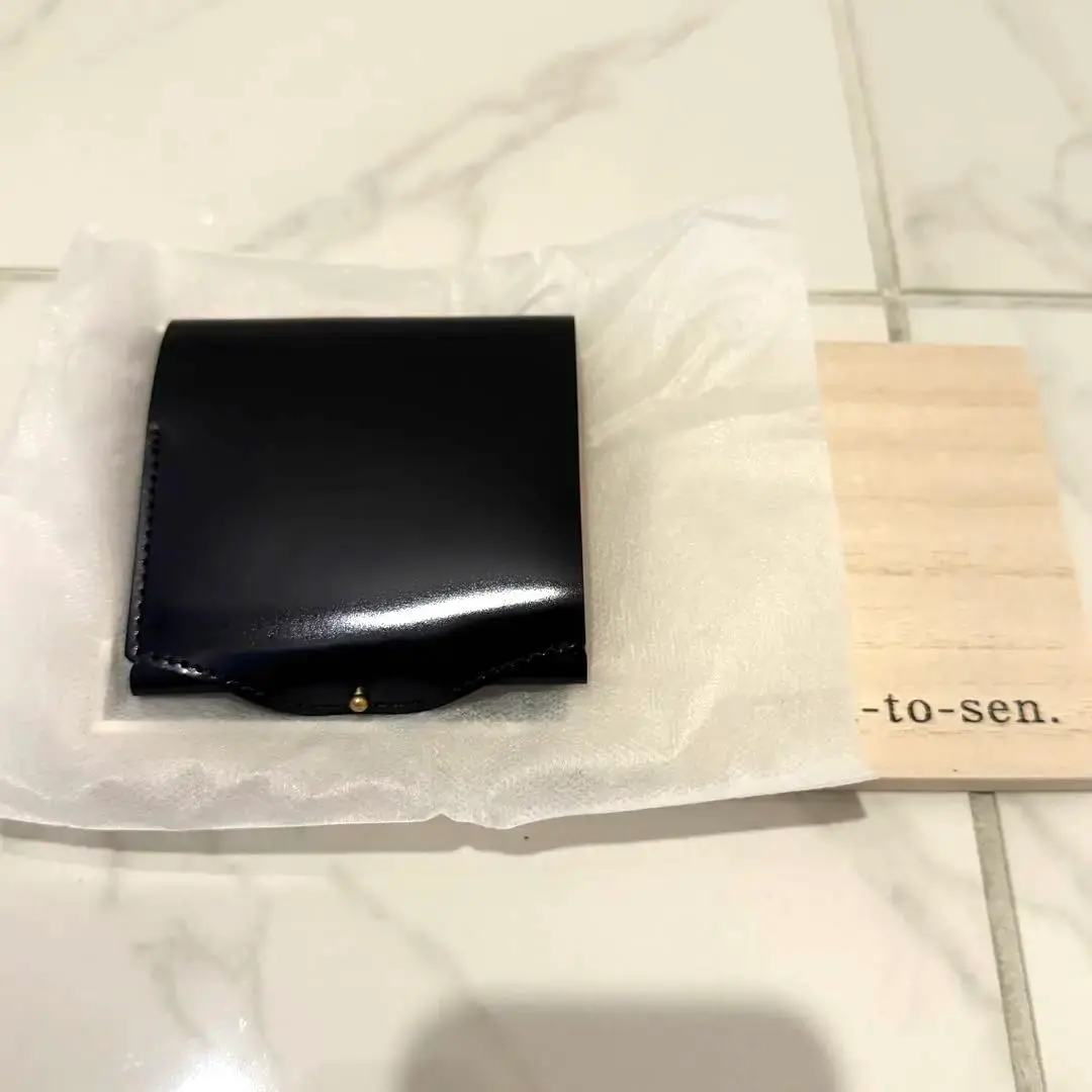 驚異的なサイズと薄さ。全パーツコードバン。二つ折り財布「new