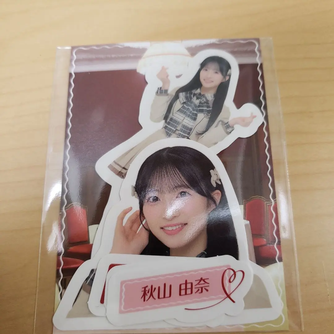 Thumbnail of Yuna Akiyama: Confession, surprise! Flake stickers on the back of her smartphone. AKB48
