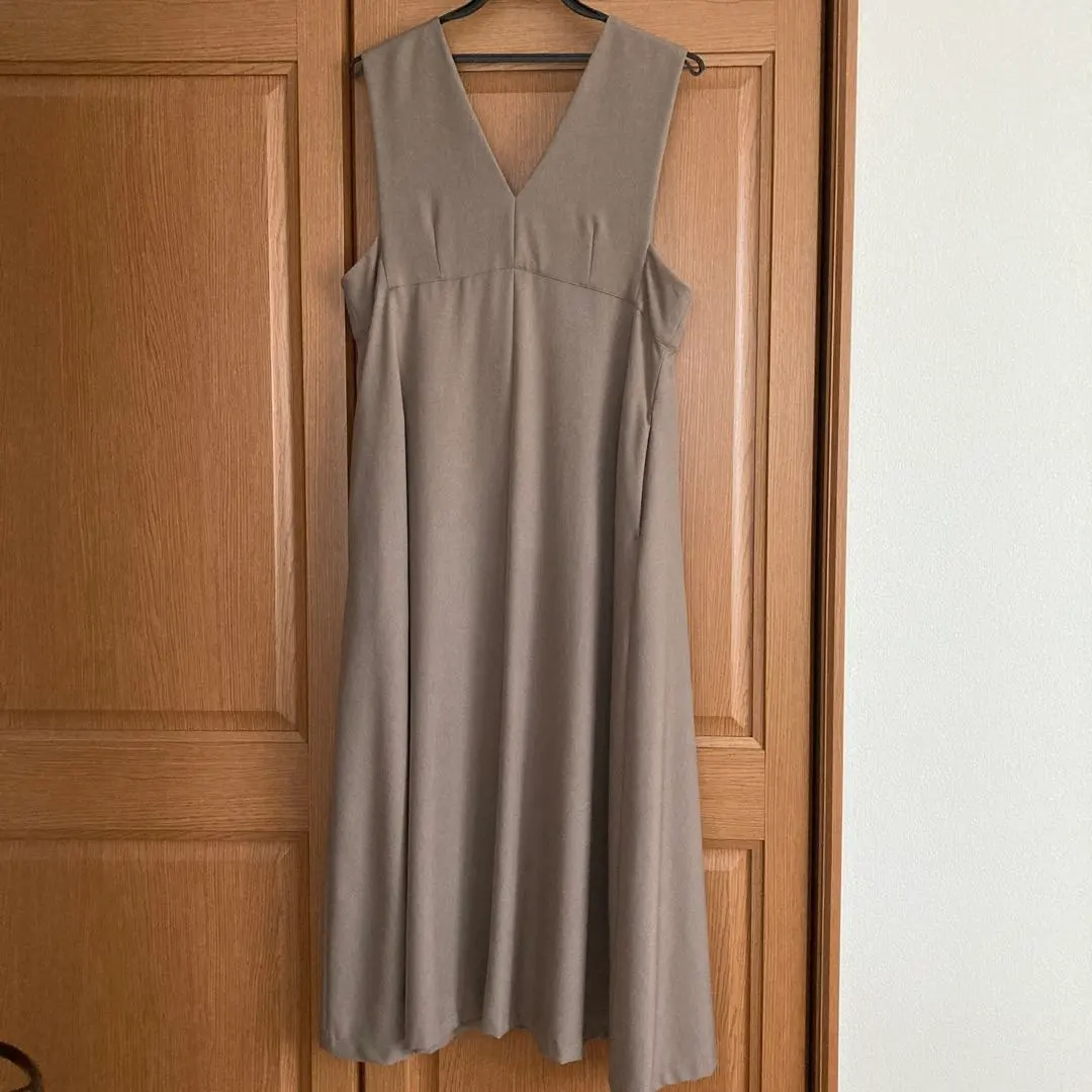 米色 V 領 無袖 連衣裙 的縮圖