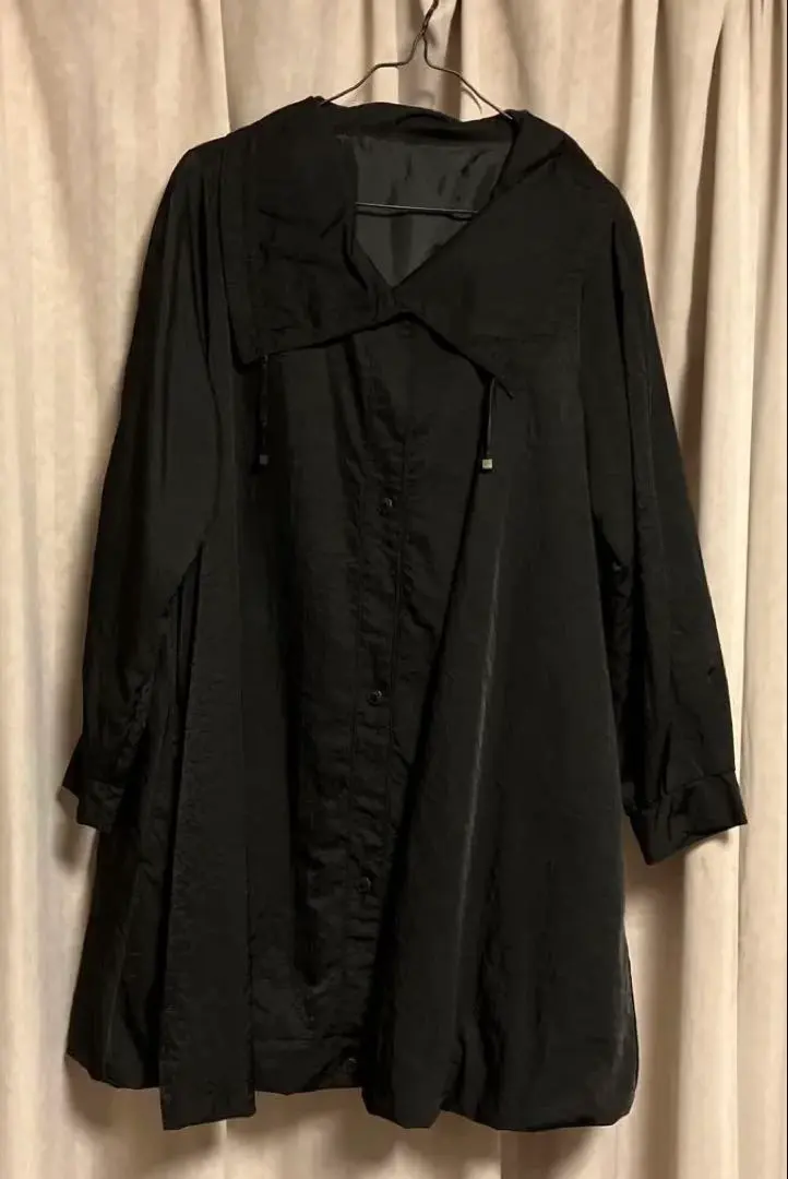 Thumbnail of How about this for early autumn? A black balloon coat.