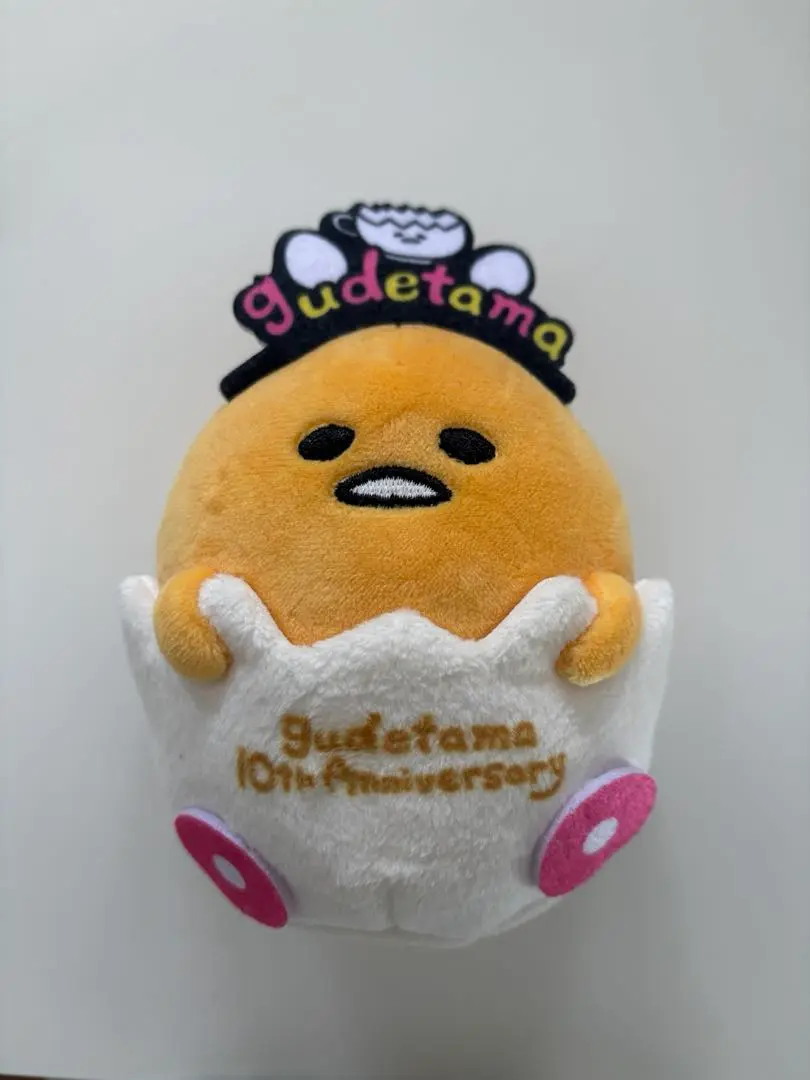 ぐでたま10周年　ぬいぐるみ　ノベルティ付き　新品未使用 ぐでたま10周年 ぬいぐるみ ノベルティ付き 新品未使用 - メルカリ