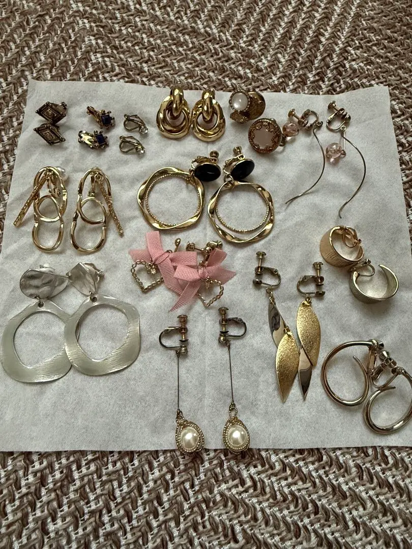Thumbnail of Earring set with various designs