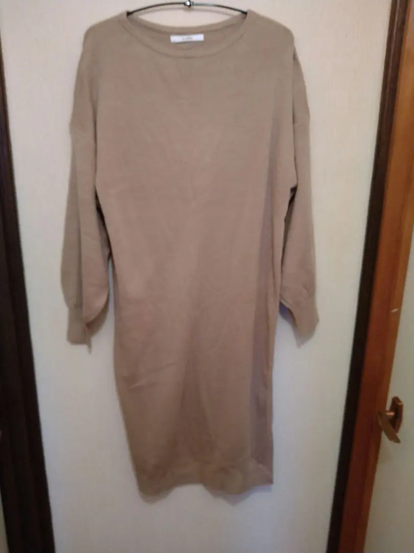 米色針織連衣裙 的縮圖