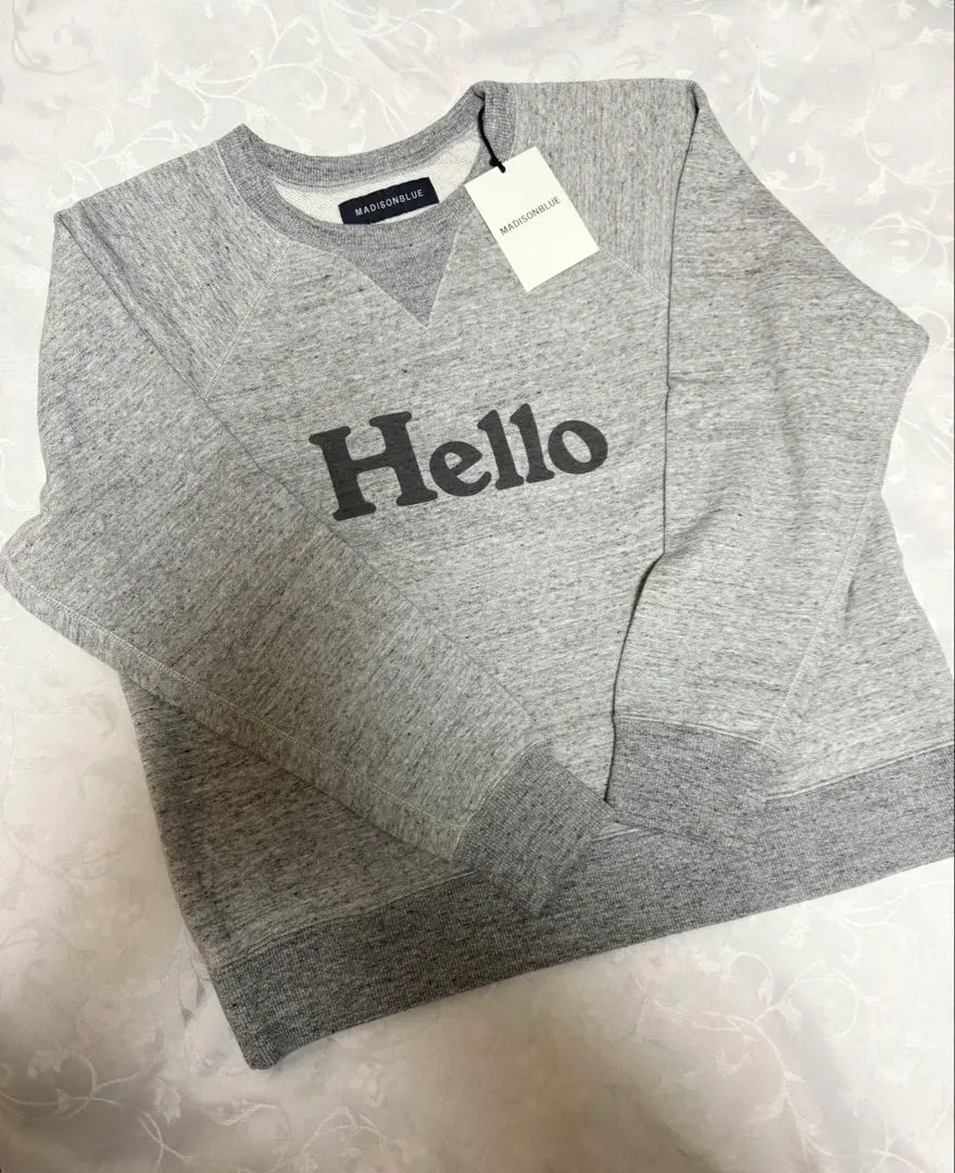 MADISONBLUE Helloプリント グレー スウェット 01 MADISONBLUE(マディソンブルー)のHELLO S／S OP SWEAT通販