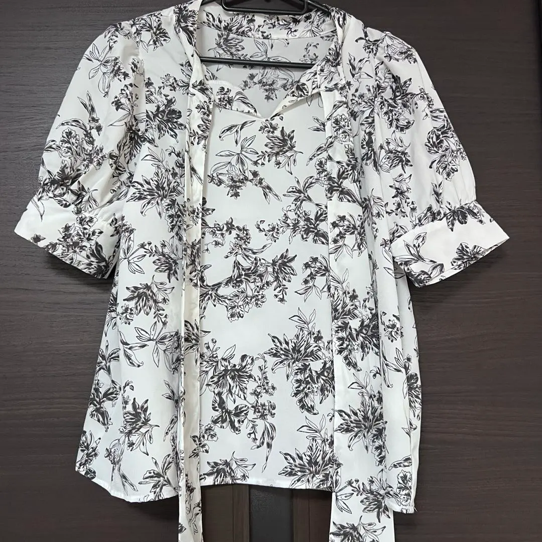 Thumbnail of Short-sleeved blouse with floral ribbon - GRL