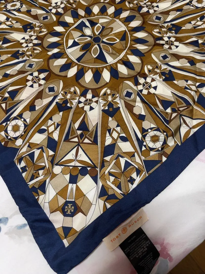 【SALE】 トリーバーチ フルーツバスケット柄 スカーフ 新品】トリーバーチ フルーツバスケット柄 スカーフ（TORY BURCH