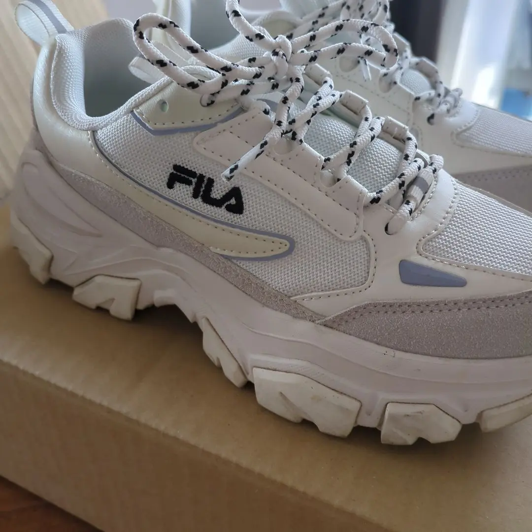 FILA メッシュスニーカー 優里コラボ 優里×FILAのコラボスニーカー、全国のシュープラザ57店舗限定で