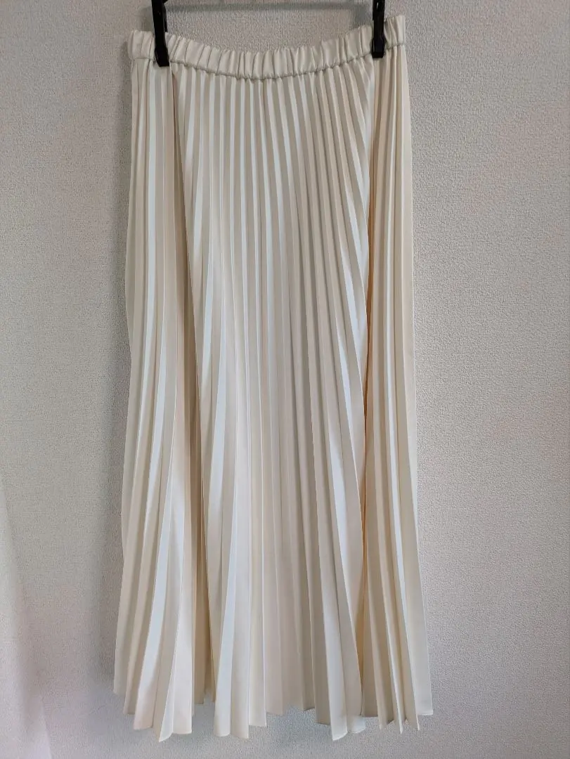 Thumbnail of Ivory pleated skirt, F size