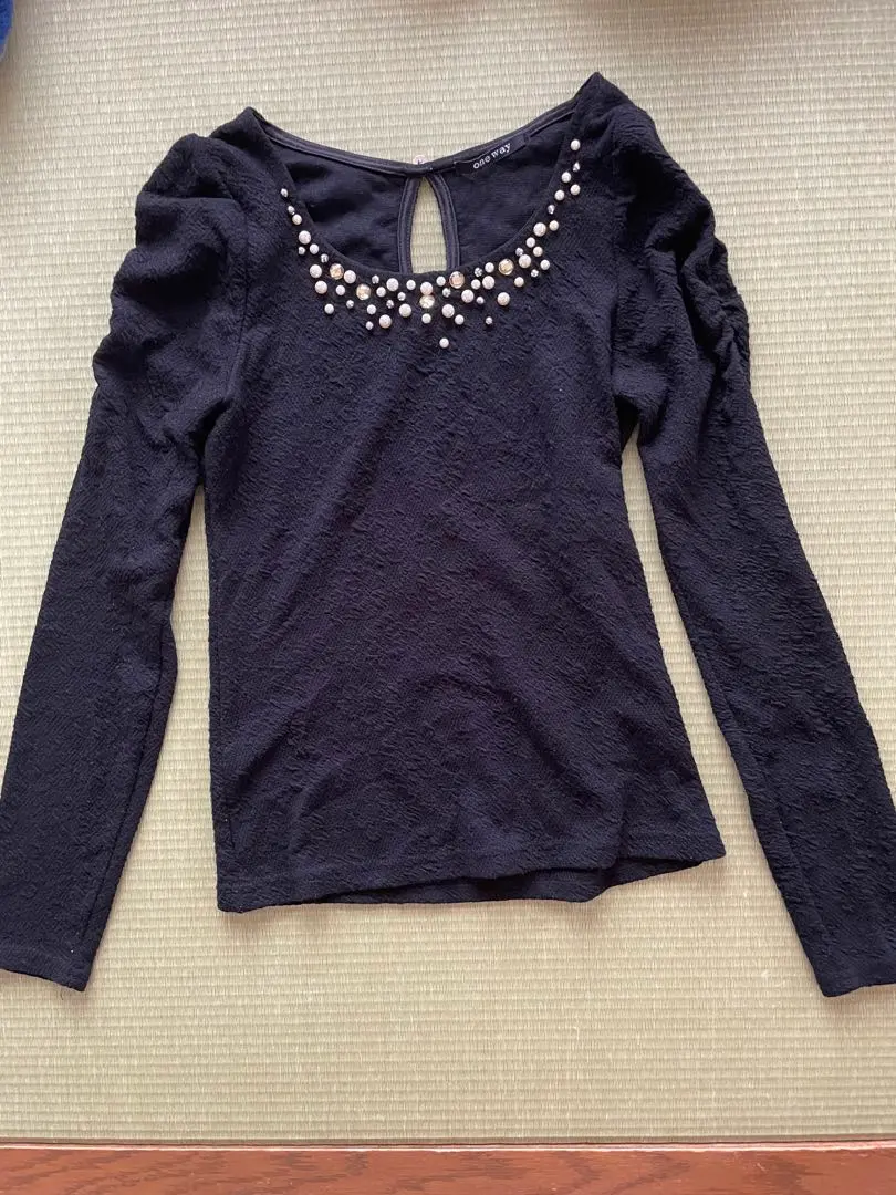 One way 黑色泡泡袖上衣 M碼 黑色 附寶石 的縮圖