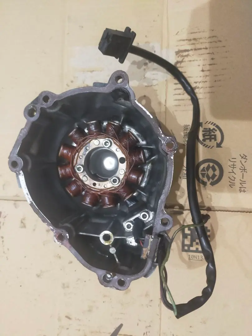 Kawasaki　純正カバーゼネレーター　新品　ZR250 バリオス　1型　2型 割れ無 バリオス250 ZR250A ZR250B 純正エンジンカバー左