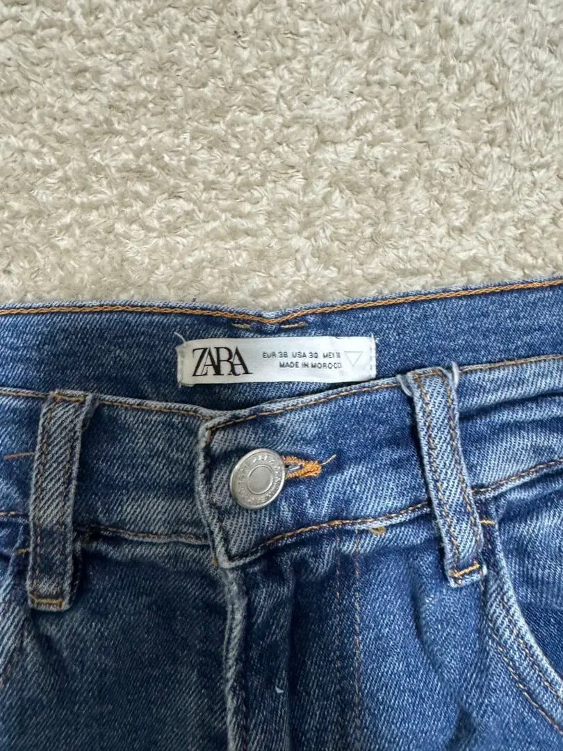 美國饒舌歌手著用 ZARA 牛仔塗鴉褲 的縮圖