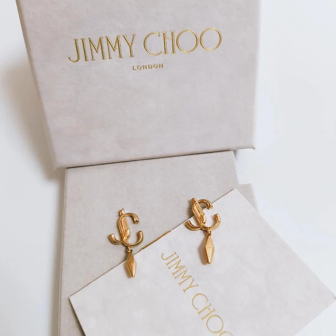JIMMY CHOO JC パール スタッズ  ピアス (両耳用) ゴールドフィニッシュメタル・JCロゴ入りパール スタッドピアス