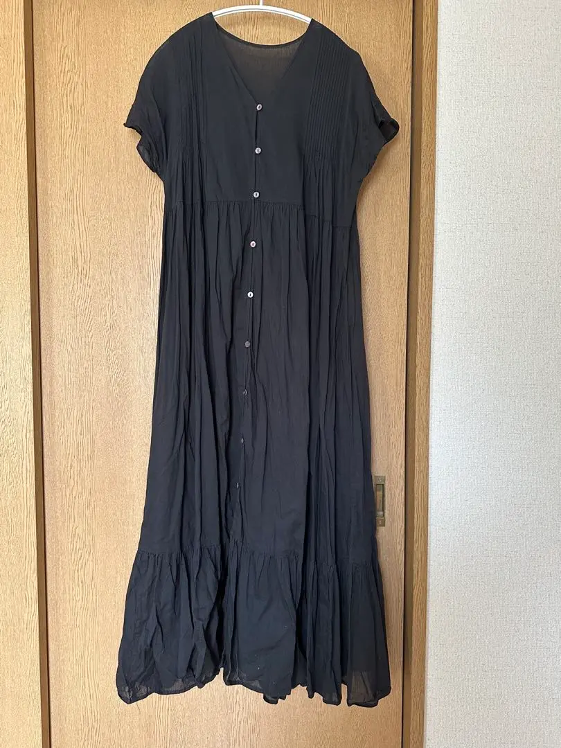 【美品】SLOBE IENA ピンタックフリルワンピース　黒 SLOBE IENA（スローブイエナ）の「ピンタックフリルワンピース