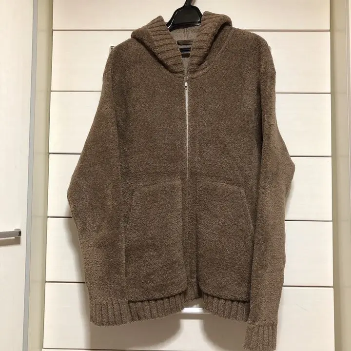 CRUCIANI ベージュ パーカー Cの刺繍 CRUCIANI ベージュ パーカー Cの刺繍 （Crucianiクルチアーニ