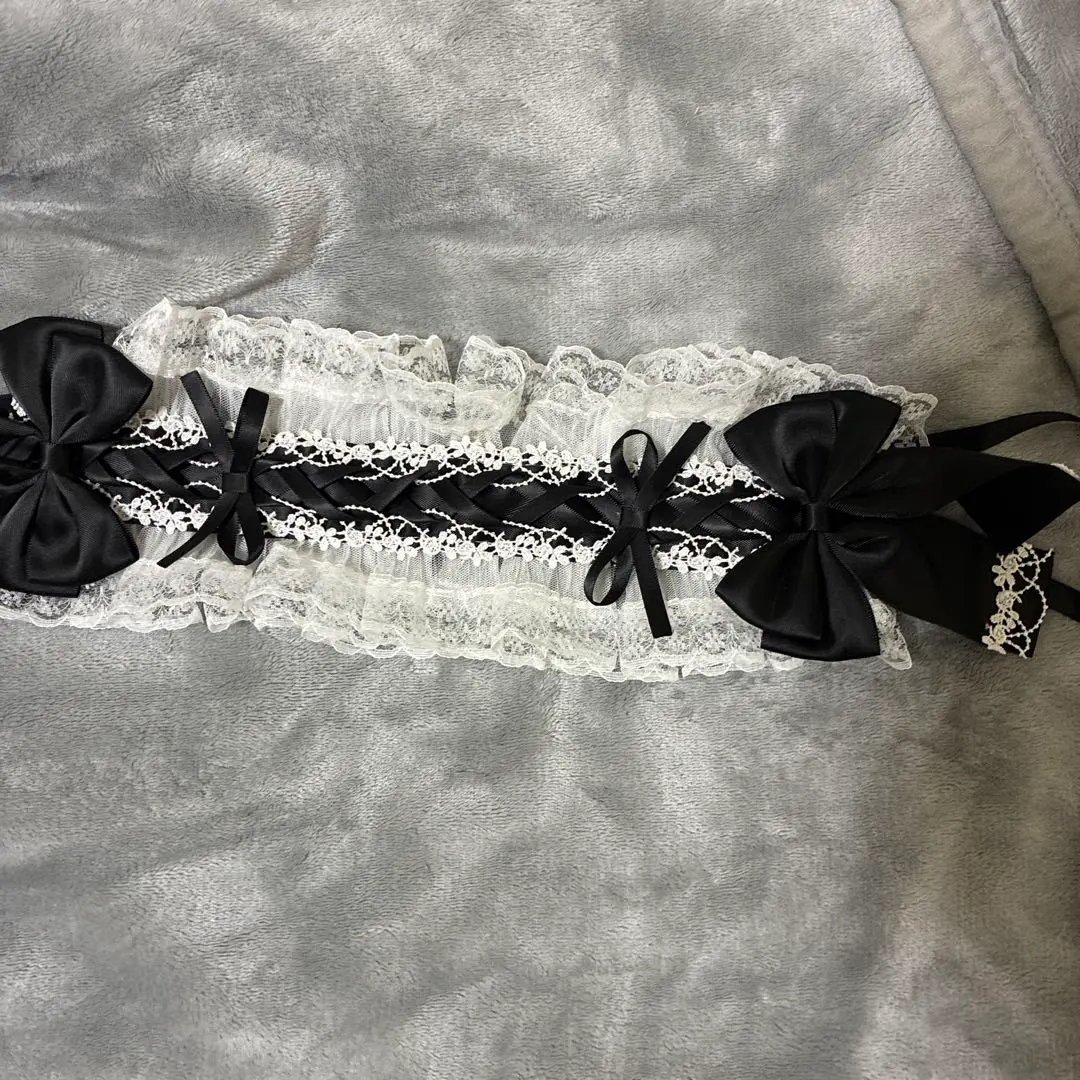 Thumbnail of Black and white lace ribbon headdress