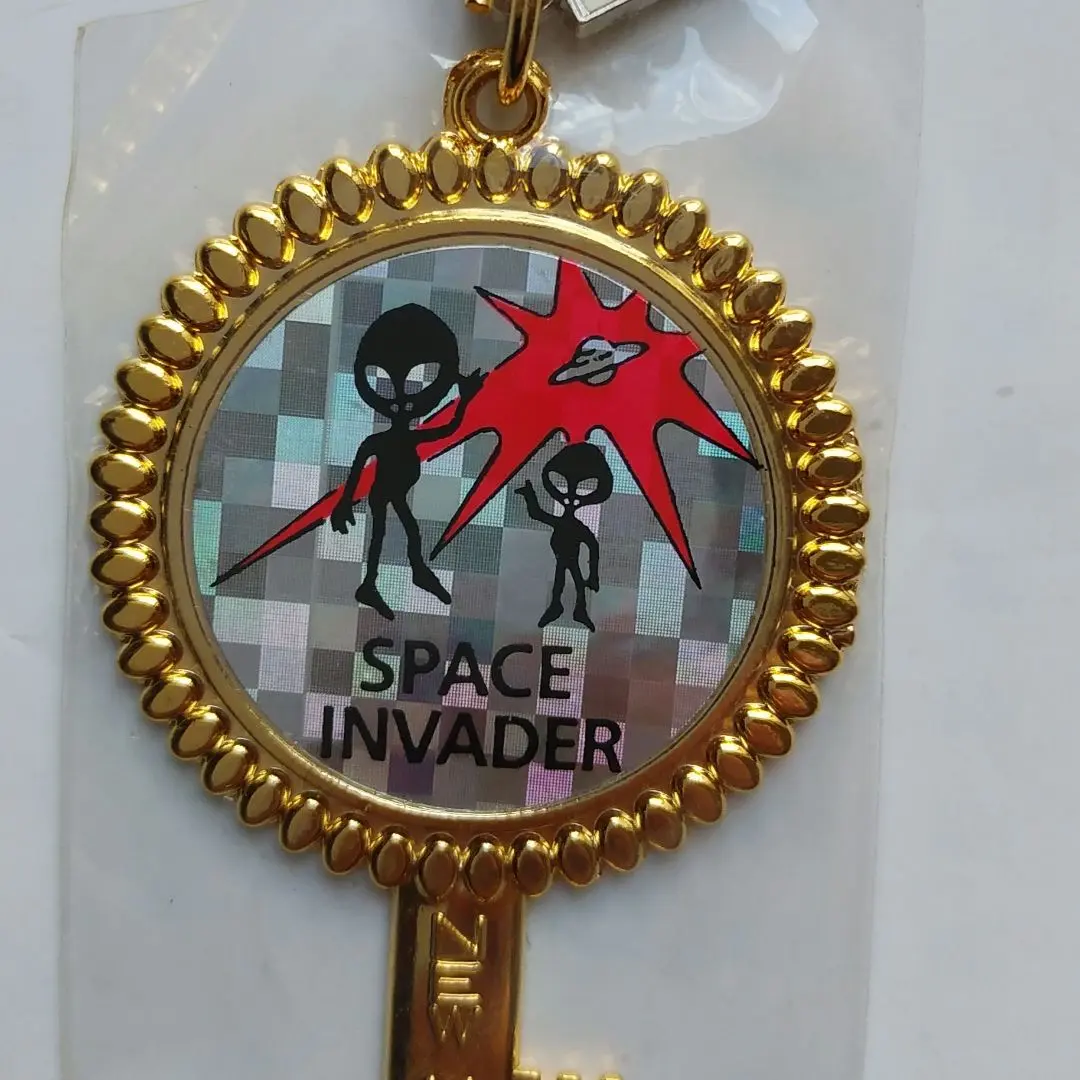 スペースインベーダー　キーホルダー　金属製 スペースインベーダー キーホルダー 金属製