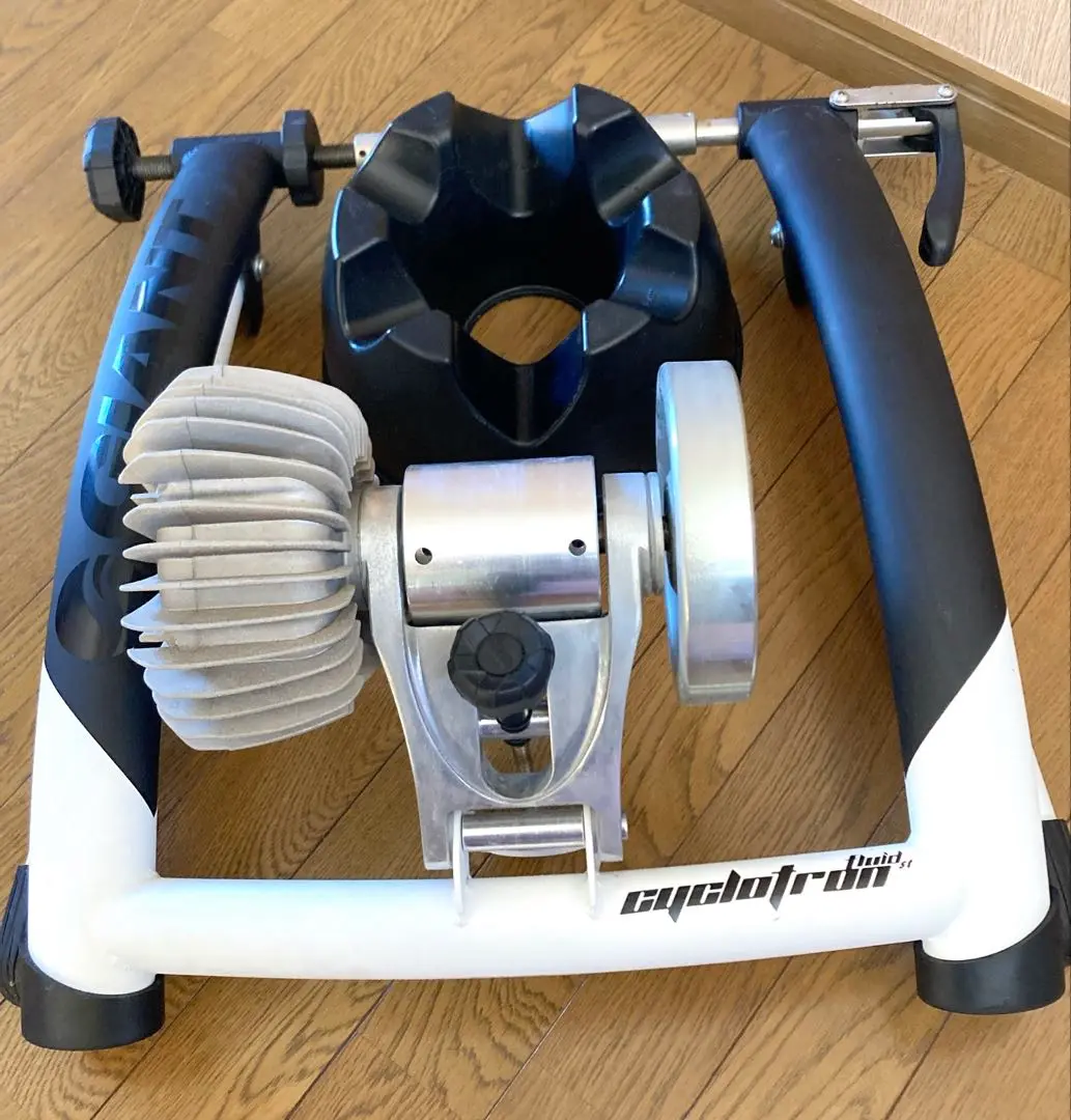 giantローラー台　前輪ホイール台付 GIANTのローラー台【FLUIDシリーズ】 ｜ ジャイアントストア京都