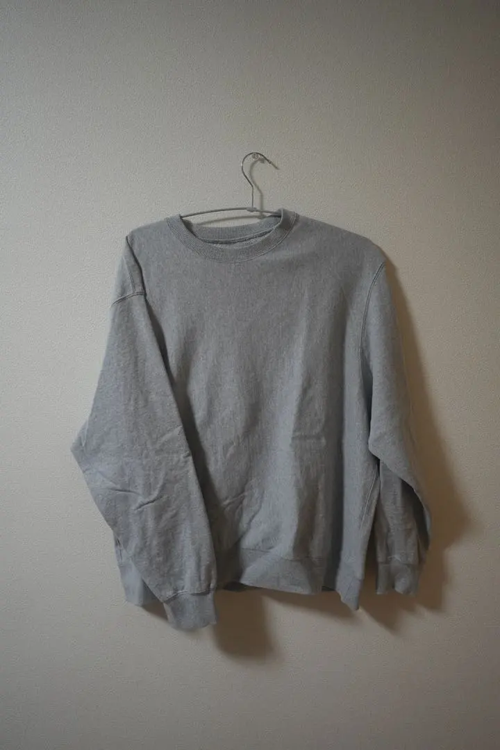 灰色 圓領 長袖運動衫 的縮圖