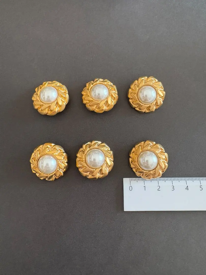 Thumbnail of Pearl decorative button