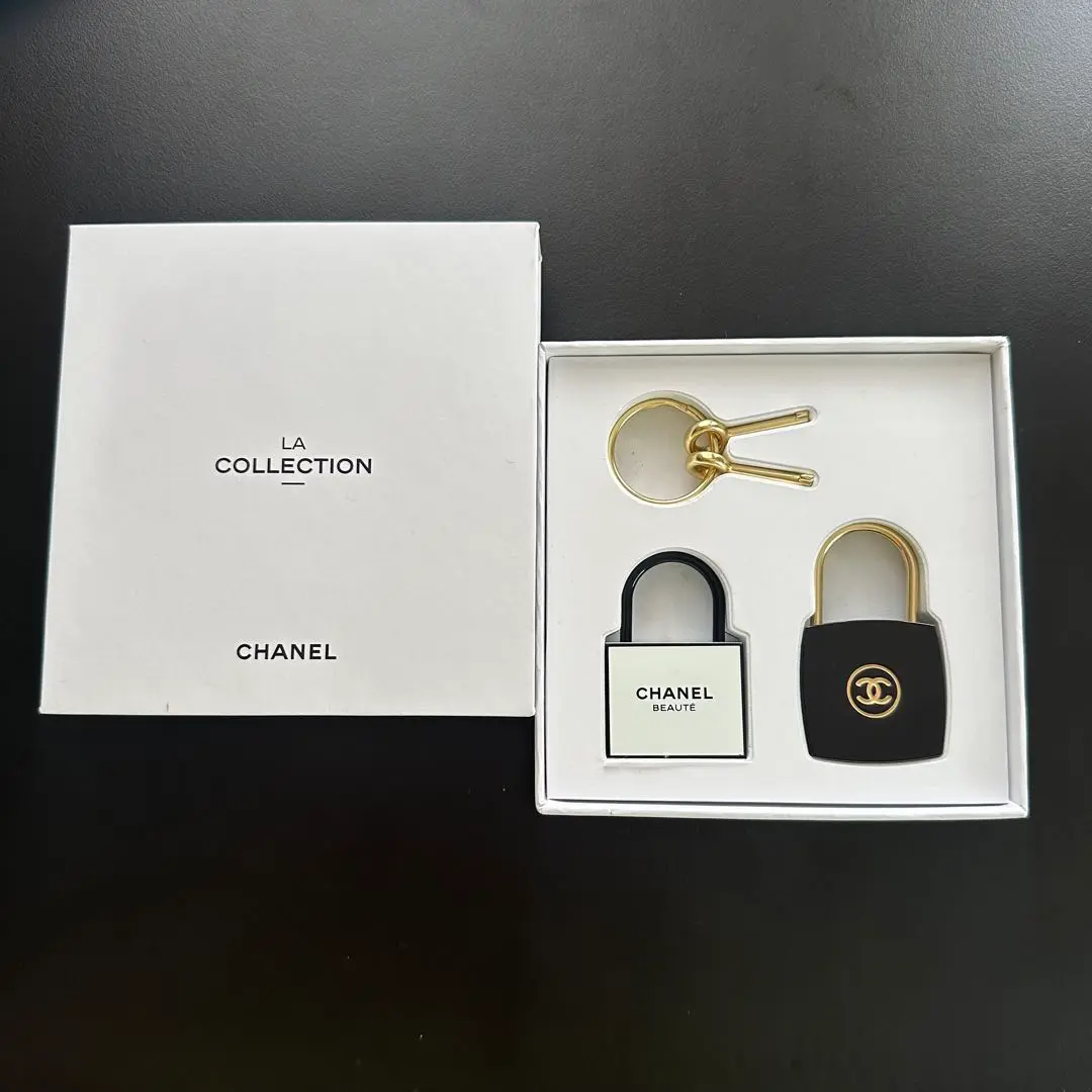 m*a様 CHANEL 南京錠型　キーホルダー　ホワイト 2025年最新】CHANEL 南京錠の人気アイテム - メルカリ