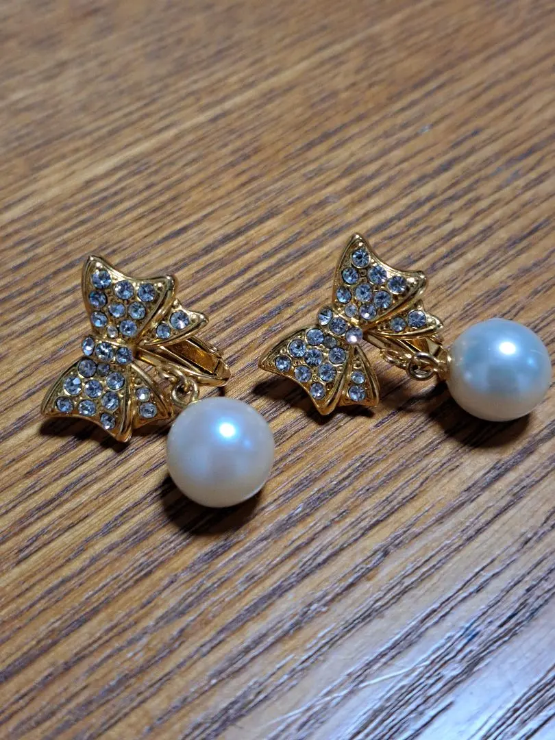 Thumbnail of Ribbon-shaped crystal pearl earrings