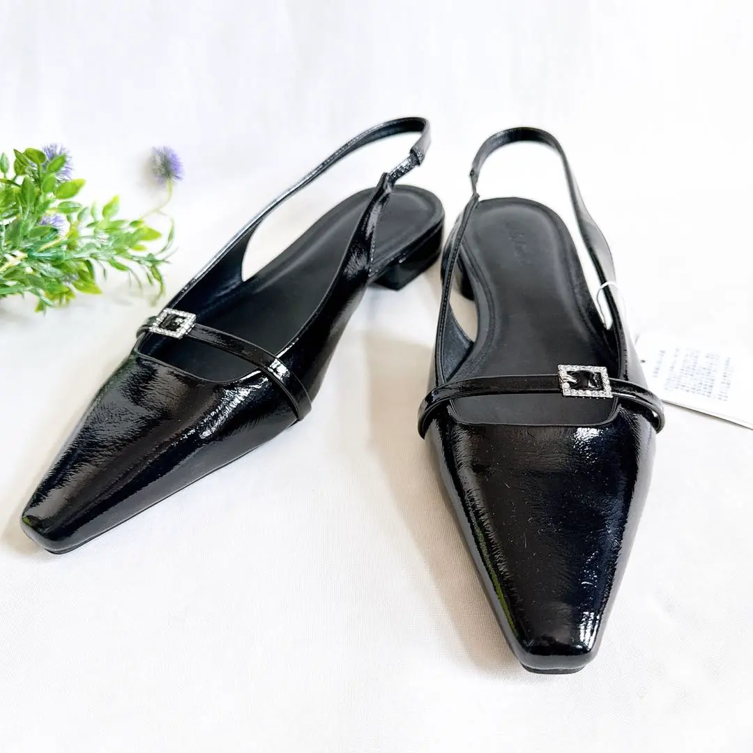 美品✨ Mila Owen ポインテッドビジュー　フラットパンプス 黒　23.5 Mila Owen（ミラオーウェン）の「ポインテッドビジューフラット