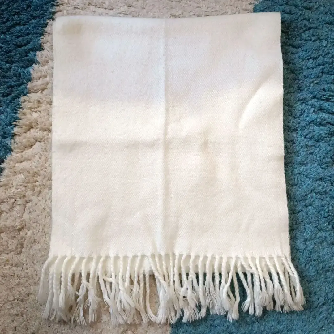 Thumbnail of White fringed muffler