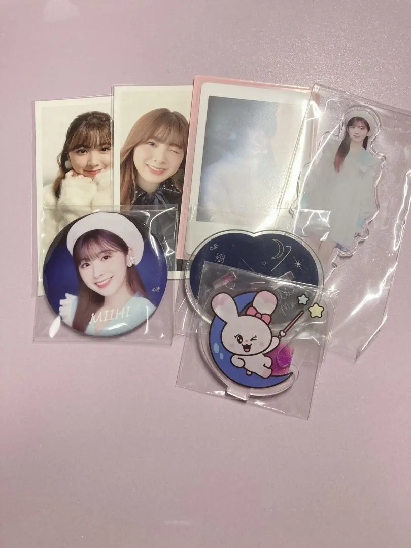 Thumbnail of Miihi (NiziU) trading cards, acrylic stand, and缶バッチ (can badge/button)