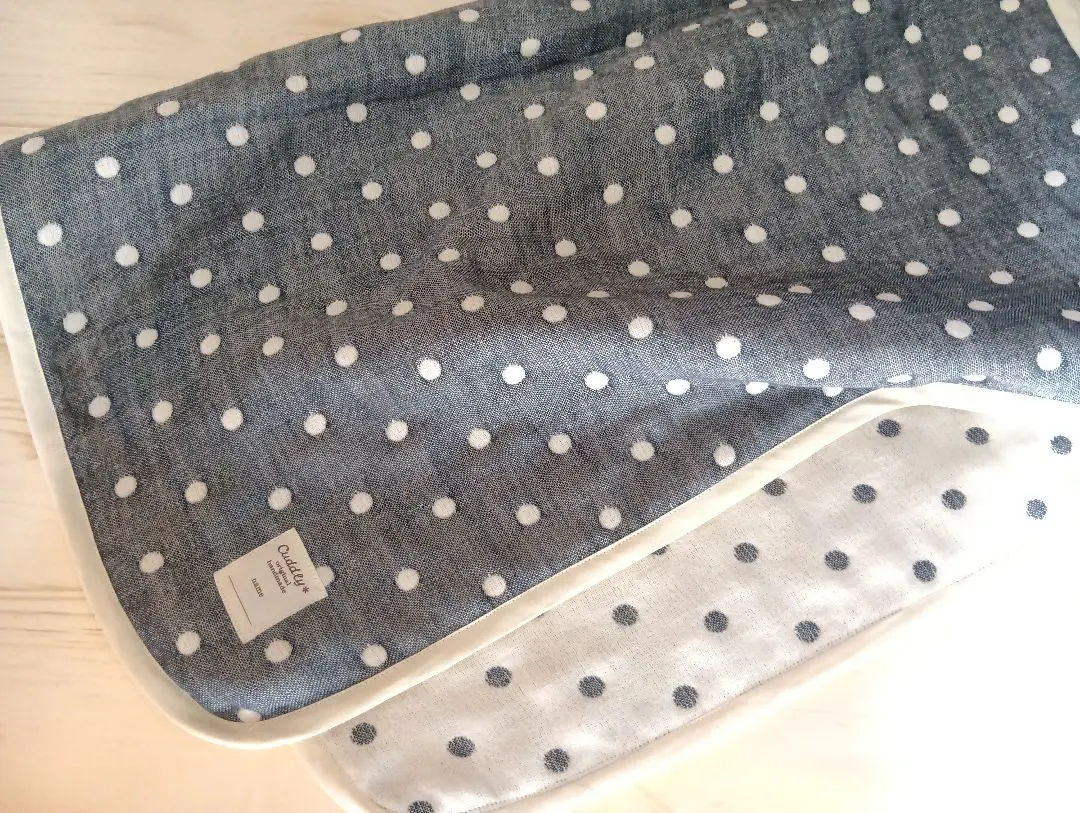 Thumbnail of 10. Compact 6-layer gauze blanket