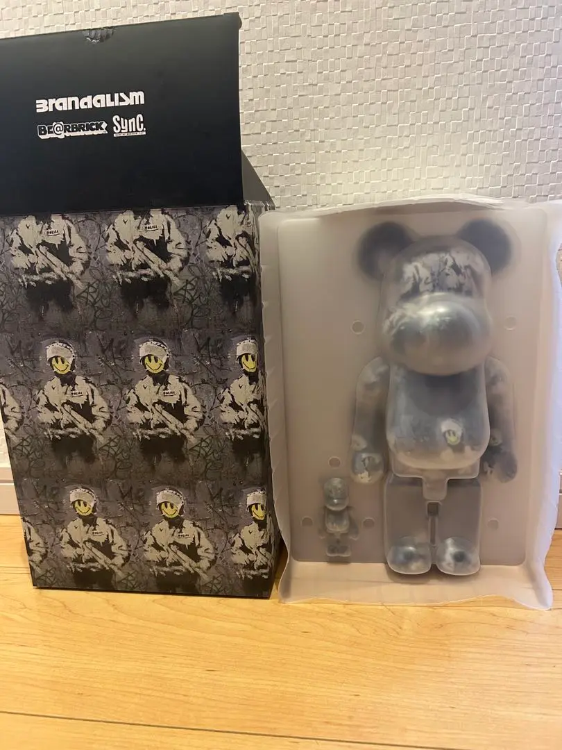 MEDICOM TOY - BE@RBRICK SERIES 41 バンクシー　シークレット Bearbrick Series 41 SUPER Secret Banksy Brandalism 100% – TOYSEZ