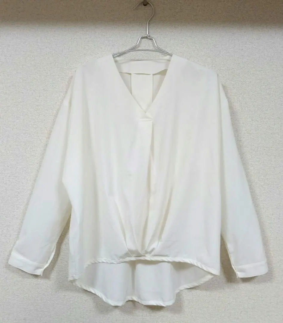 Thumbnail of Long-sleeved top, white, V-neck, pullover, size L