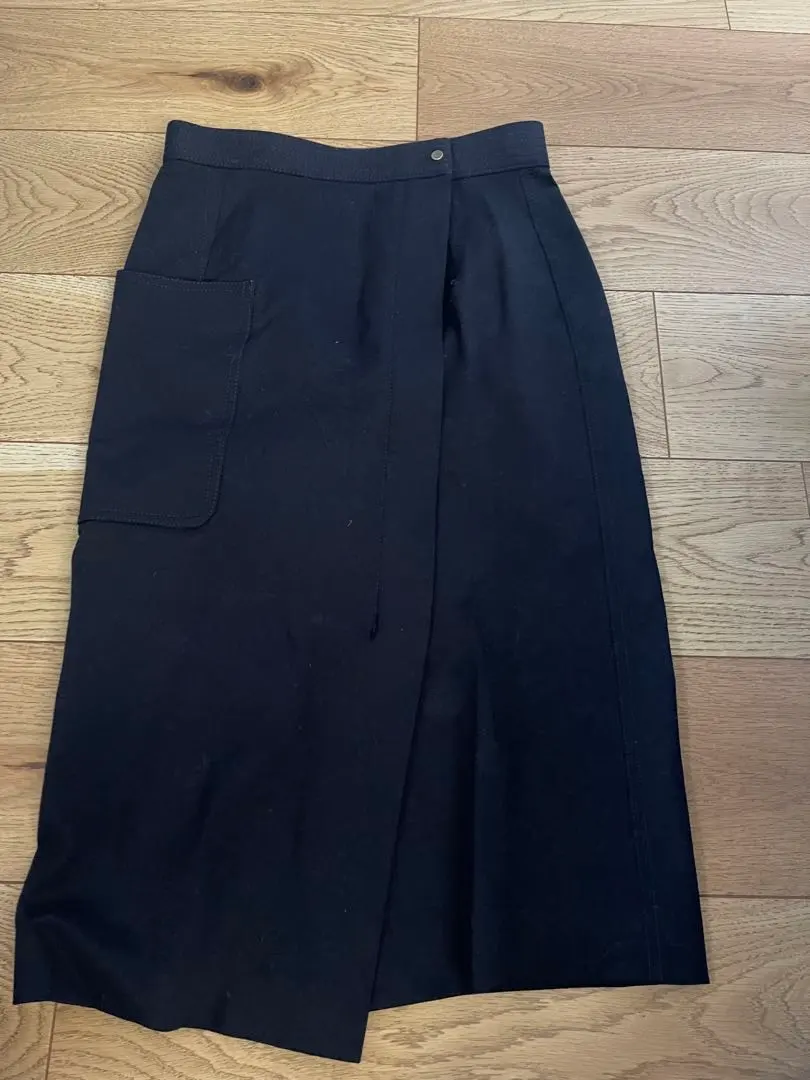 Thumbnail of Navy tight skirt, size 32