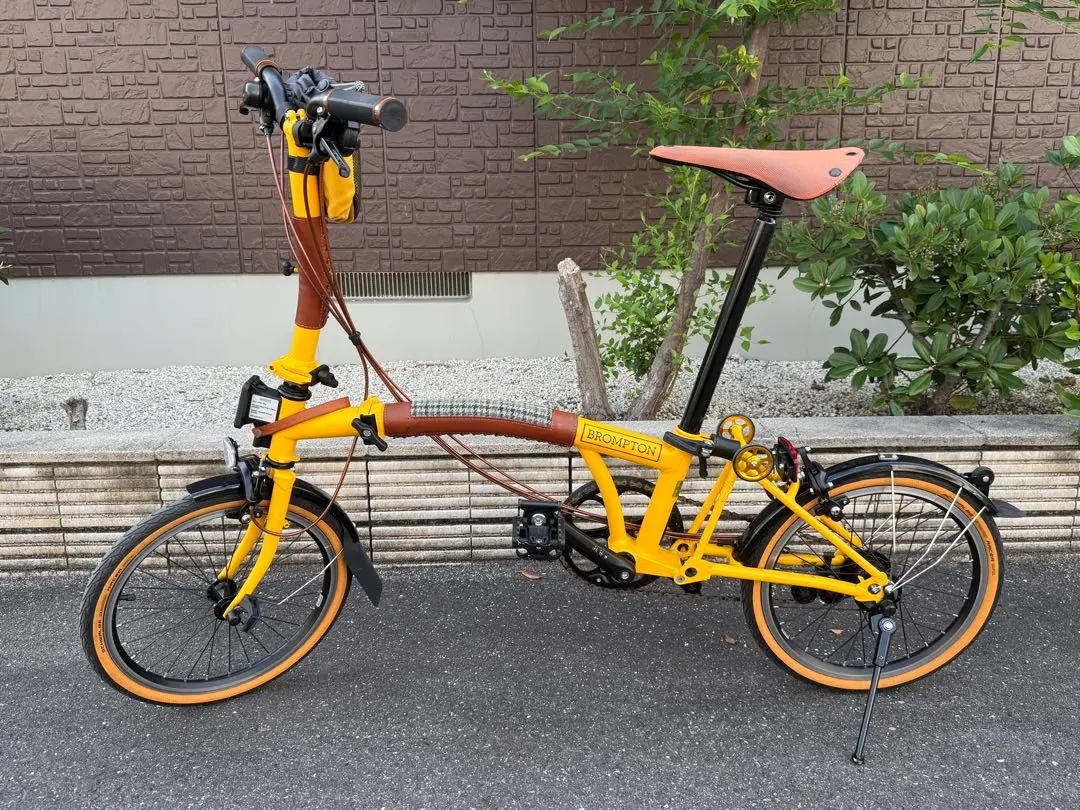 【フラフラ】ブロンプトン　赤　台湾　充電式ライト、ドリンクホルダー付 リアライト | BROMPTON JUNCTION KOBE ONLINE STORE