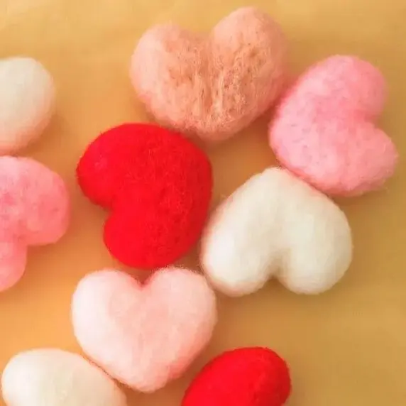 羊毛氈球☆圓滾滾・可愛心形10個組☆粉紅、紅、白 的縮圖