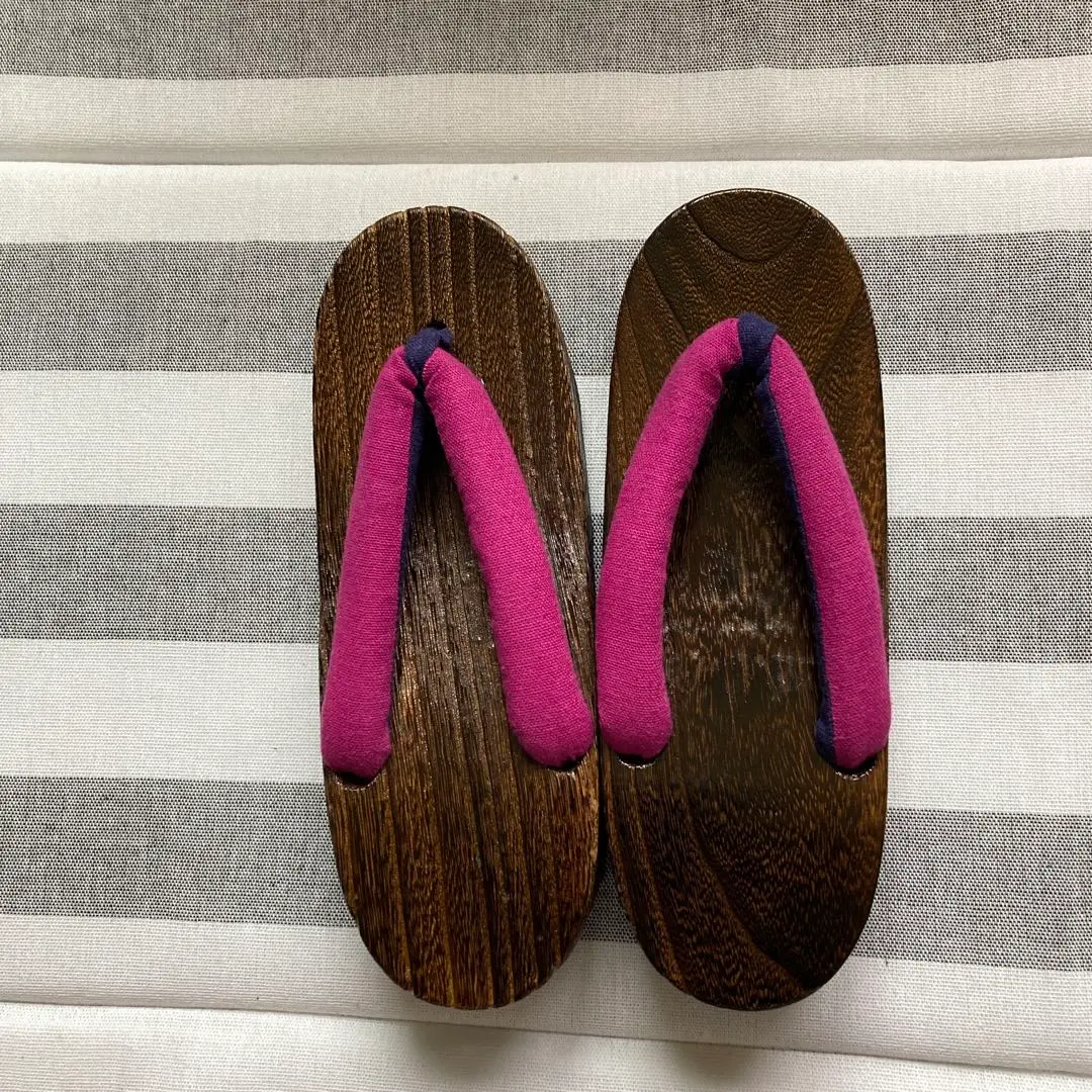 深棕色木屐 粉色鼻緒 的縮圖