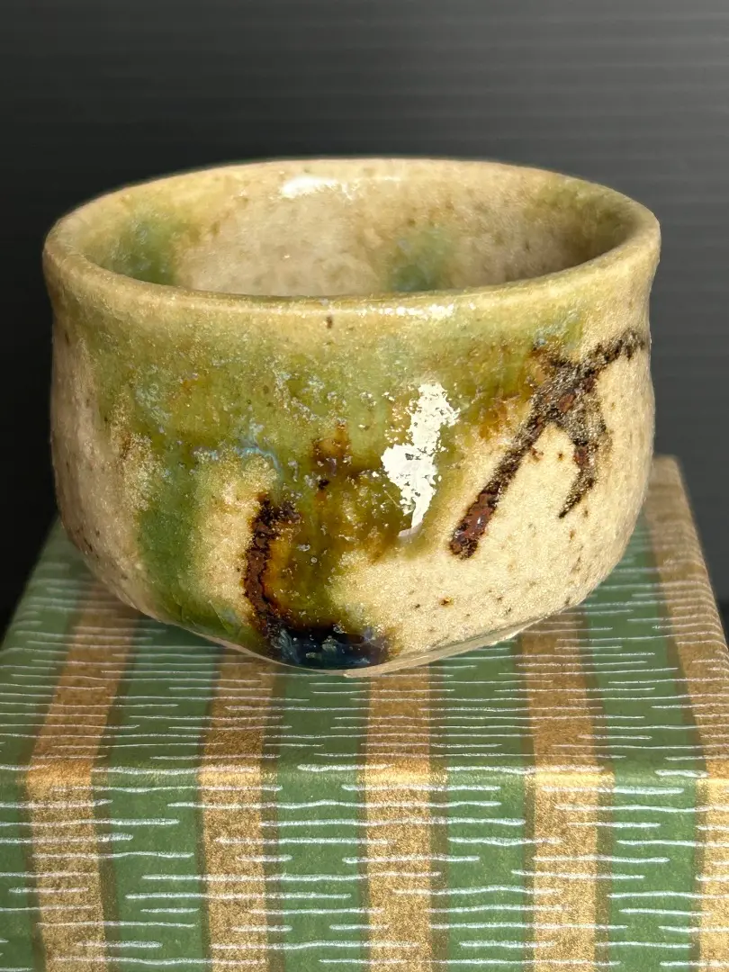 Ｔ２３４　茶碗　『黒織部　茶碗』『秀泉陶苑　沢田秀一 作』　共箱　抹茶碗　茶道具 秀泉陶苑 秀一 造 美濃焼 黒織部 茶碗 共箱 共布 栞 沢田秀一