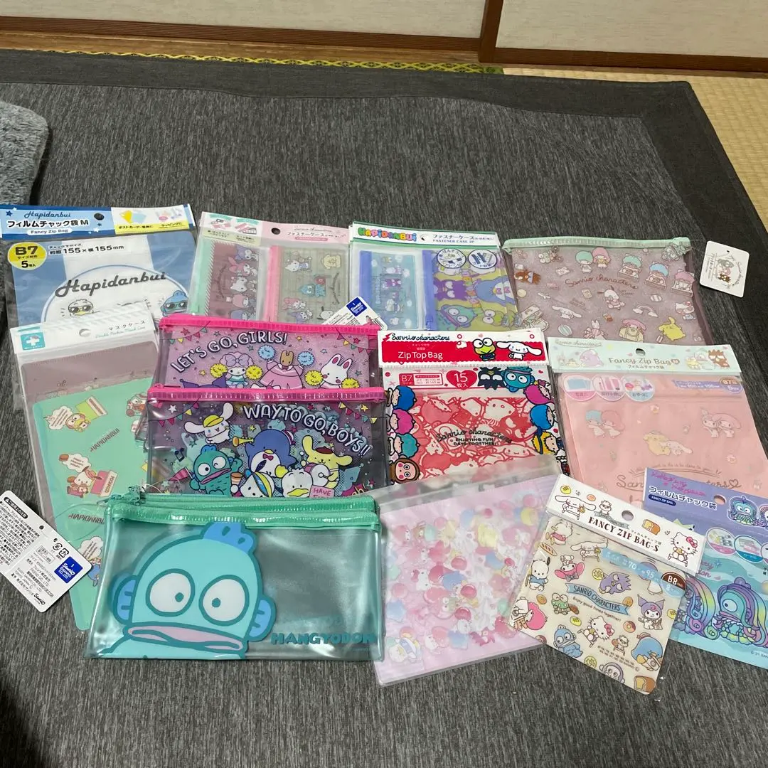 Thumbnail of Hangyodon film check bag, etc.