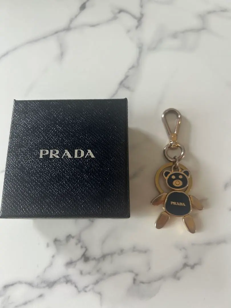 【✨希少✨】PRADA ブラック×ゴールド キーリング　美品 プラダ星型 キーリング 黒 ゴールド金具 ユニセックス