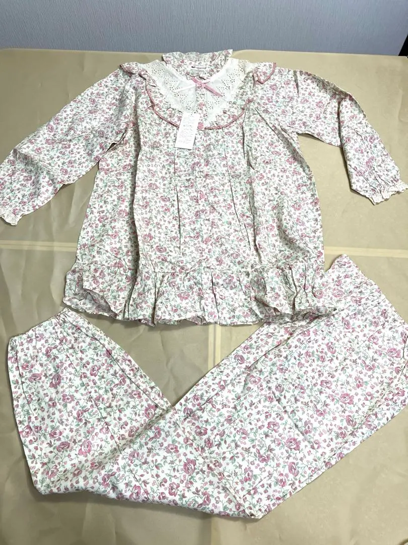Thumbnail of Unused, stored item. Retro Wacoal nightwear, pajamas, sleepwear. Floral pattern.