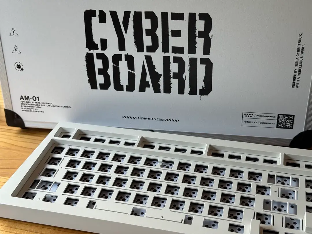 CYBERBOARD R3 (完成版キット) クラウドホワイト キーキャップ新品 CYBERBOARD R3 (完成版キット) クラウドホワイト キーキャップ新品