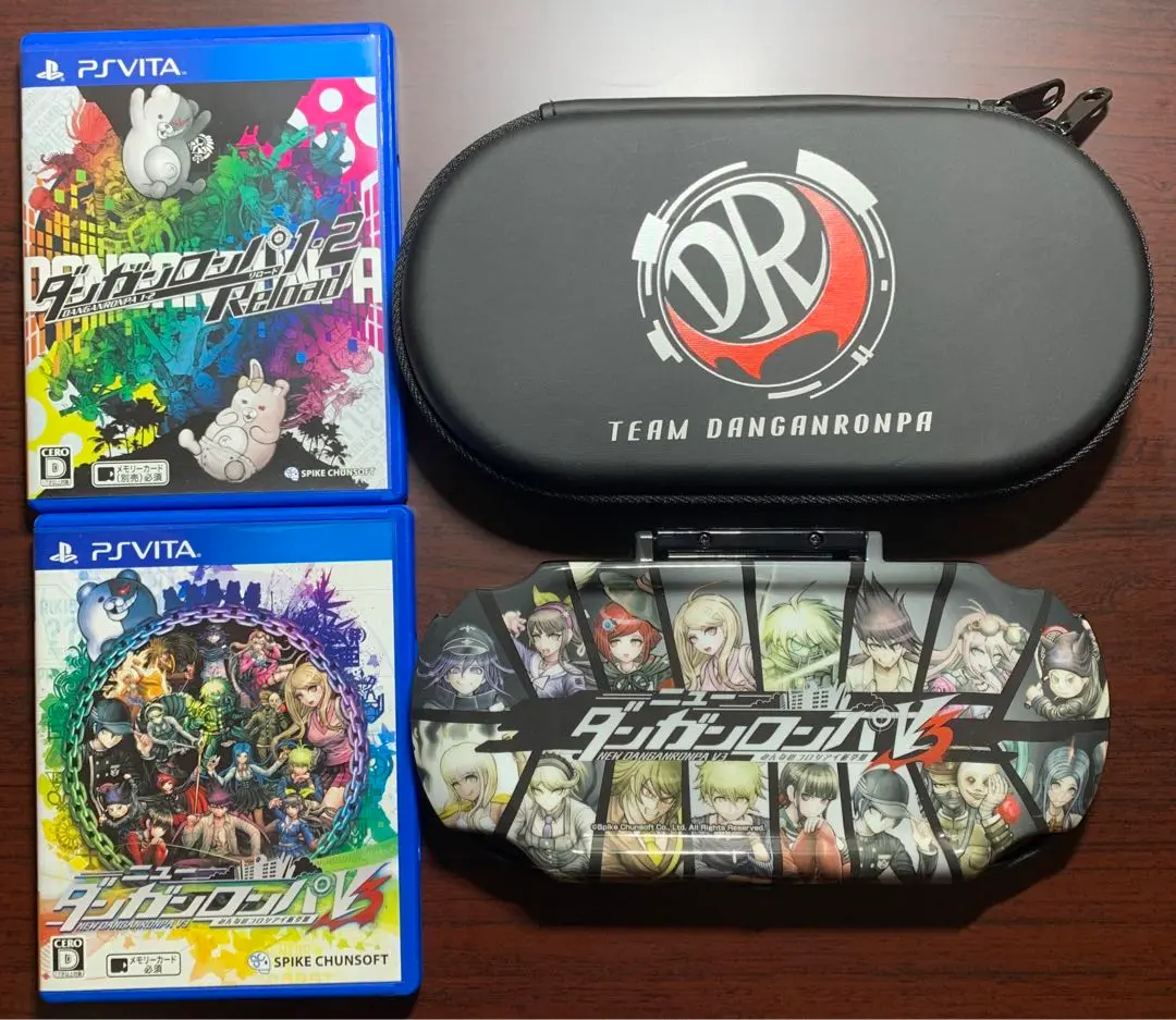PlayStation Vita - PS VITA　Wi-Fiモデル（8GBメモリーカード付） ダンガンロンパセット Amazon | ダンガンロンパ1・2 アクセサリーセット for