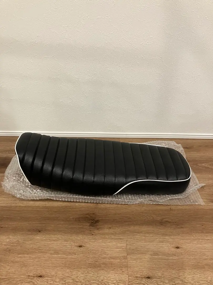 YB125SP 社外品 シート 白ステッチ YB125SP：カスタム タックロールシート ver.1 ホワイト
