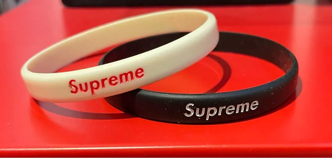 supremeリストバンド 赤 黒 セット supremeリストバンド 赤 黒 セット - メルカリ