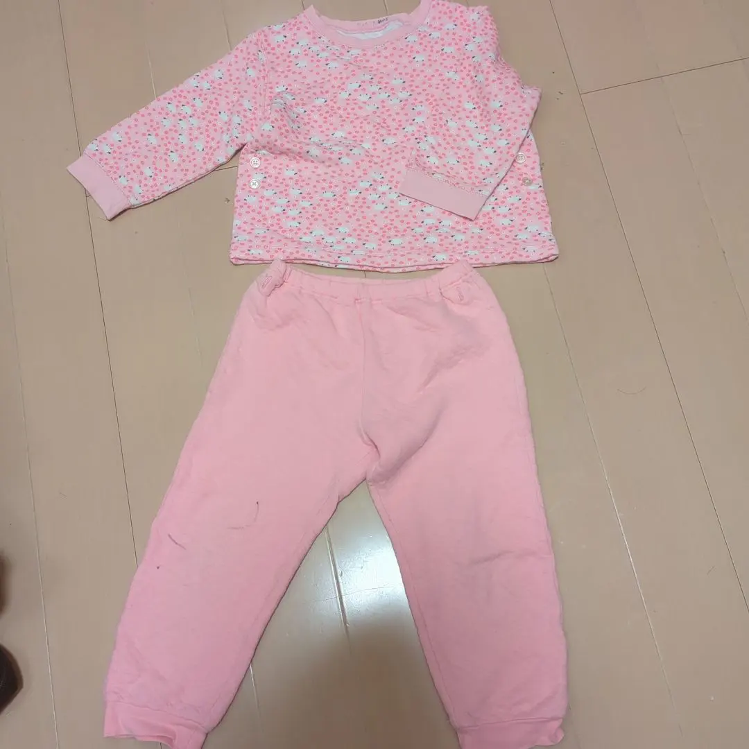 Thumbnail of Long-sleeved pajamas (top and bottom) 90cm