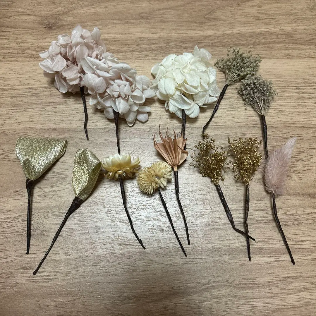 Thumbnail of Dried flower hair accessories