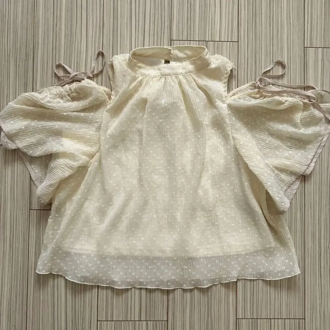 奶油色圓點喇叭袖上衣 的縮圖